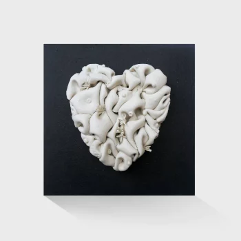 Bas relief coeur plissé blanc porcelaine bulles 25x25cm
