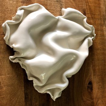 Bas relief coeur plissé blanc porcelaine +couverte treansparente