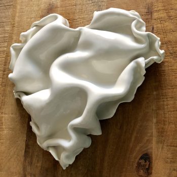 Bas relief coeur plissé blanc porcelaine +couverte treansparente vue de côté D