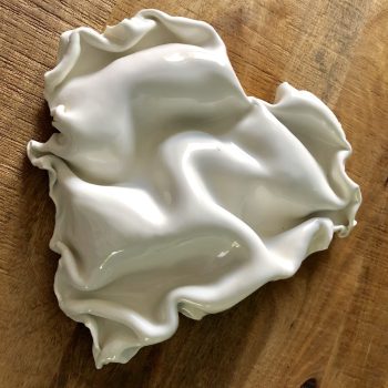 Bas relief coeur plissé blanc porcelaine +couverte treansparente vue de côté G