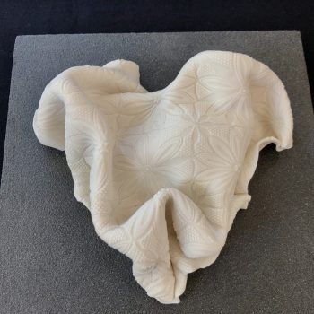 Bas relief coeur plissé blanc porcelaine empreinte 20x20cm vue de dessous