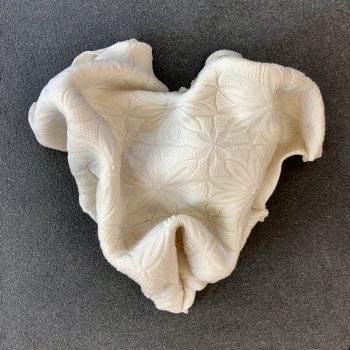 Bas relief coeur plissé blanc porcelaine empreinte 20x20cm vue de face