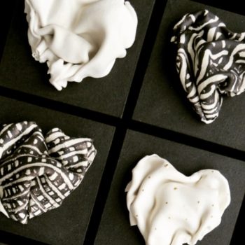 Bas relief coeur porcelaine compo vue de face