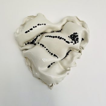 Bas relief coeur porcelaine émail +verre noir vue de face
