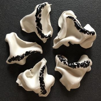 Bas relief coeur porcelaine émail + verre noir vue de face 20x20cm