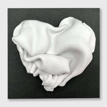 Bas relief coeur porcelaine + gouttes d'émail vue de face 20x20cm