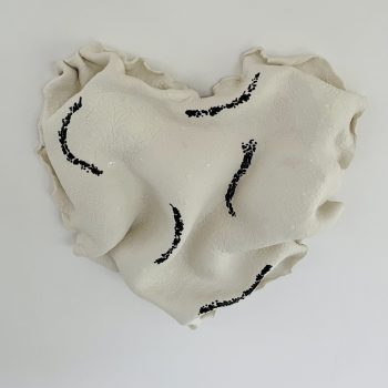 Bas relief coeur porcelaine impression dentelle + verre noir vue de dessus 30 x30
