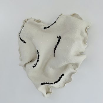 Bas relief coeur porcelaine impression dentelle + verre noirvue de côté D 30x30