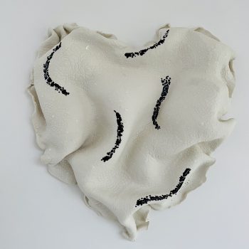 Bas relief coeur porcelaine impression dentelle + verre noirvue de face 30x30