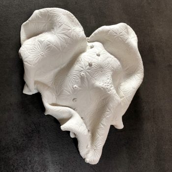 Bas relief coeur porcelaine impression dentelle vue de côté 40x40cm