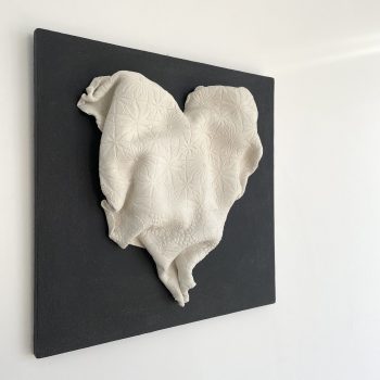 Bas relief coeur porcelaine impression dentelle vue de côté G 35 x35cm