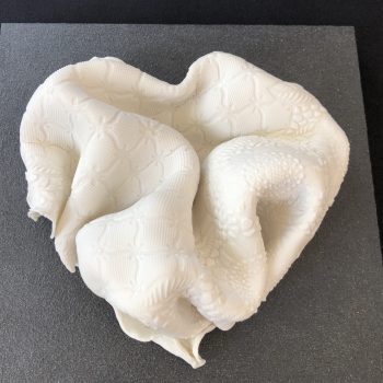 Bas relief coeur porcelaine impression dentelle vue de dessous 20x20cm