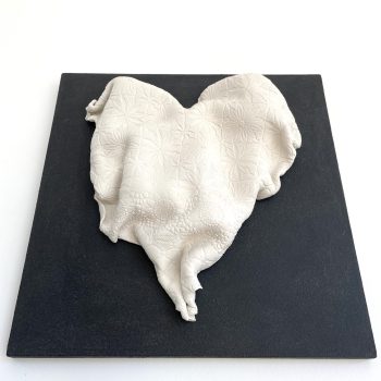 Bas relief coeur porcelaine impression dentelle vue de dessous 35x35cm