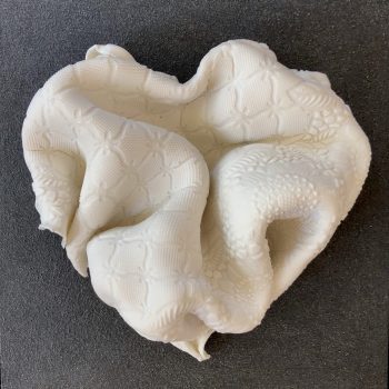 Bas relief coeur porcelaine impression dentelle vue de face 20x20cm