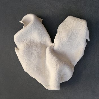 Bas relief coeur porcelaine impression dentelle vue de face 30x30cm