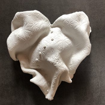 Bas relief coeur porcelaine impression dentelle vue de face 40x40cm