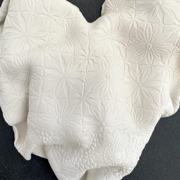 Bas relief coeur porcelaine impression dentelle vue zoom 35 x35cm