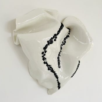 Bas relief coeur porcelaine plissé émail + verre noir vue de côté D 31x33cm