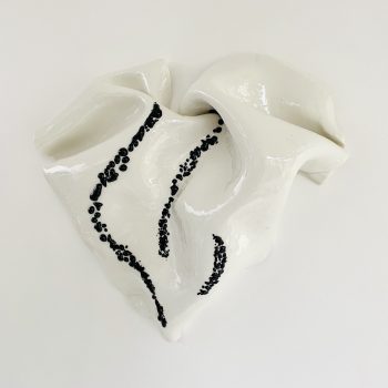 Bas relief coeur porcelaine plissé émail + verre noir vue de côté G 31x33cm