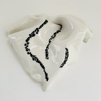 Bas relief coeur porcelaine plissé émail + verre noir vue de dessous 31x33cm
