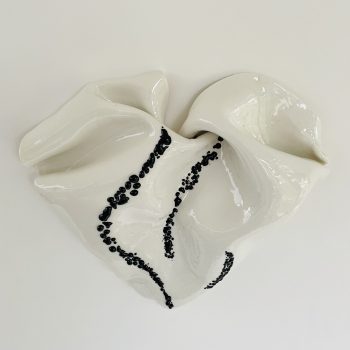 Bas relief coeur porcelaine plissé émail + verre noir vue de dessus D 31x33cm