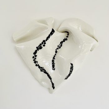 Bas relief coeur porcelaine plissé émail + verre noir vue de face 31x33cm