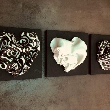 Bas relief coeur porcelaine plissé graphique compo vue de côté 20x20 cm 1