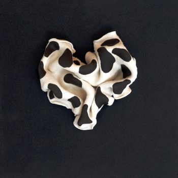 Bas relief coeur porcelaine plissé impression vache 25 x 25cm vue de face