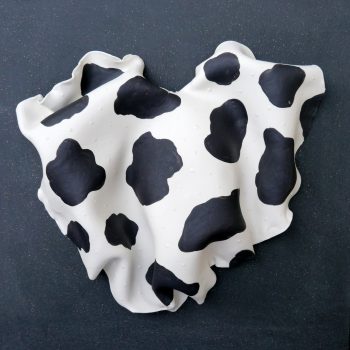 Bas relief coeur porcelaine plissé impression vache 40 x40 cm vue de face