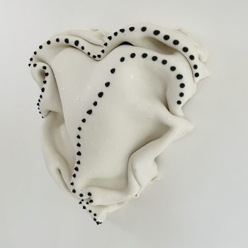 Bas relief coeur porcelaine plissé picots noirs vue de côté G 20x20cm