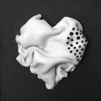Bas relief coeur porcelaine plissé picots noirs vue de face 20x20cm