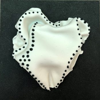Bas relief coeur porcelaine plissé picots noirs vue de face 20x20cm