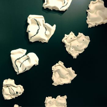Bas relief compo coeurs porcelaine plissés + verre noir