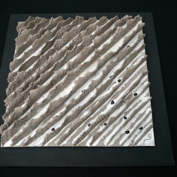 Bas relief-grés gris + verre noir et porcelaine -collection écorces chemins de traverses vue de dessous avec support médium peint sablé 40x40cm