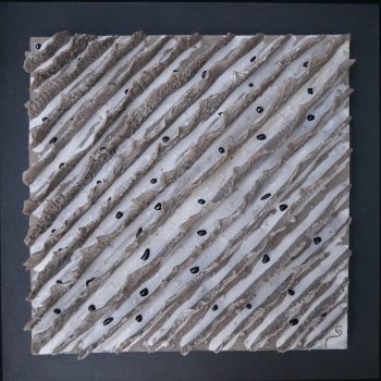 Bas relief-grés gris + verre noir et porcelaine -collection écorces chemins de traverses vue de face avec support médium peint sablé 40x40cm