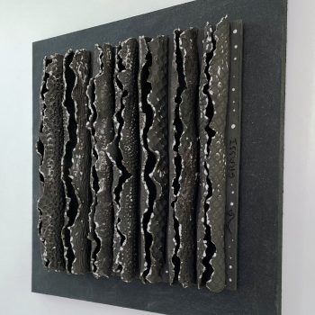 Bas relief-grés noir émail blanc -collection écorces 40x40cm vue de coté