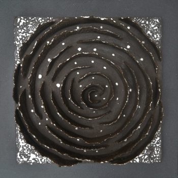 Bas relief-grés noir + gouttes d'émail blanc-collection écorces Labyrinthevue de face avec support médium peint sablé 40x40cm