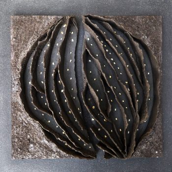 Bas relief-grés noir + gouttes d'or -collection écorces faille vue de face avec support 40x40cm