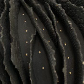 Bas relief-grés noir + gouttes d'or -collection écorces vue de face zoom