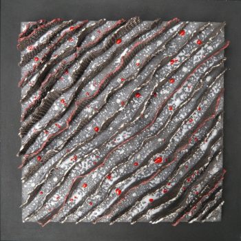 Bas relief-grés noir + verre rouge-collection écorces chemins de traverses vue de face avec support médium peint sablé 40x40cm