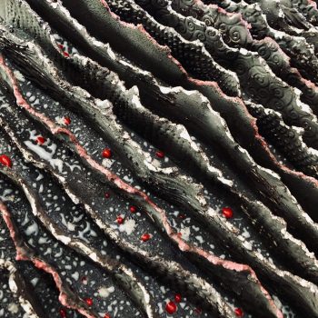 Bas relief-grés noir + verre rouge-collection écorces chemins de traverses vue de face avec support médium peint sablé zoom 40x40cm