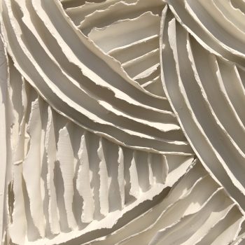 Bas relief-papier pocelaine collection écorces -De ci-de là 1 compo sur fond gris vue de face zoom