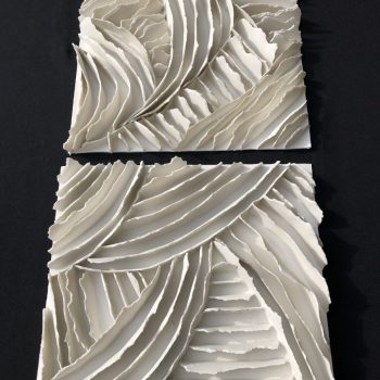 Bas relief-papier pocelaine collection écorces -De ci-de là 1 et 2 compo sur fond gris vue de coté 3