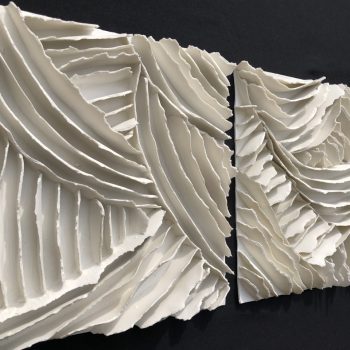 Bas relief-papier pocelaine collection écorces -De ci-de là 1 et 2 compo sur fond gris vue de côté