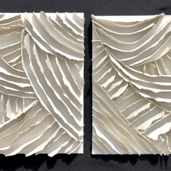 Bas relief-papier pocelaine collection écorces -De ci-de là 1 et 2 compo sur fond gris vue de face