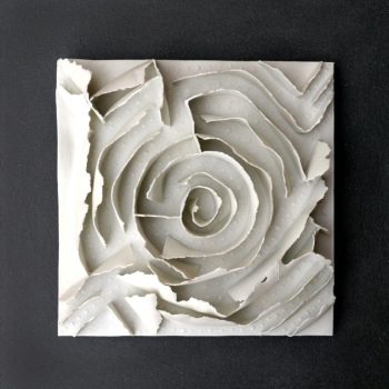Bas relief-papier pocelaine collection écorces -Labyrhinte sur fond noir 35x35cm vue de face