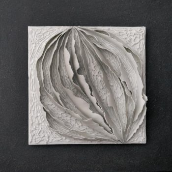 Bas relief-papier pocelaine collection écorces Noisette sur medium peint sablé vue de face