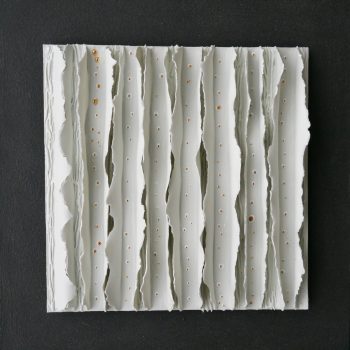 Bas relief-papier pocelaine collection écorces OR sur medium peint sablé vue de face