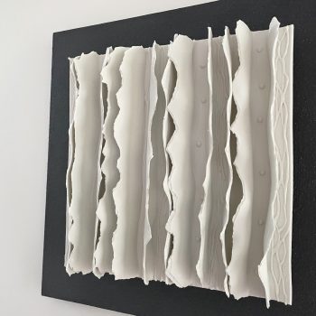 Bas relief-papier pocelaine collection écorces billes sur medium peint sablé vue de côté
