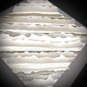 Bas relief-papier pocelaine collection écorces -chemin de travers compo sur fond gris vue de biais